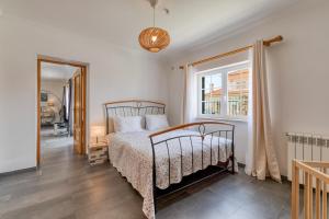 una camera da letto con un letto e una finestra di Villa Casa Branca - with Private Pool & Big Garden a Ribamar Altre 49 foto