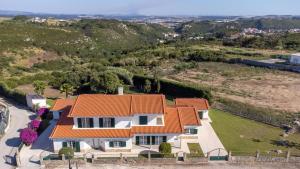 una vista aerea di una casa con tetto arancione di Villa Casa Branca - with Private Pool & Big Garden a Ribamar