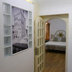 una camera con una porta con una foto sul muro di Appartamento Antico Pozzo a Prato