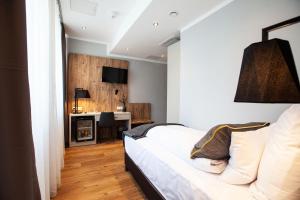 TV a/nebo společenská místnost v ubytování DORMERO Hotel Bremen