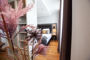 Postel nebo postele na pokoji v ubytování DORMERO Hotel Bremen