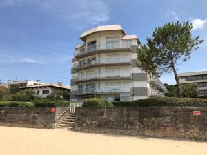 アルカションにあるArcachon Pereire bord de plageの砂浜の隣の海辺の建物