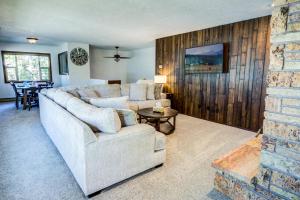 sala de estar con sofá y chimenea en Geyser Getaway en West Yellowstone