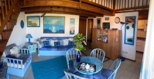 圣特奥多罗villino D5 coda cavallo villaggio cala paradiso的带床、桌椅的客厅