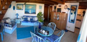 圣特奥多罗villino D5 coda cavallo villaggio cala paradiso的享有空中景致,设有带桌椅的客厅