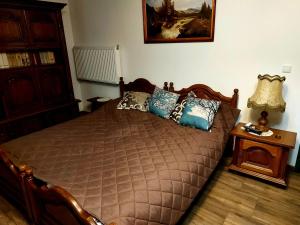 a bedroom with a bed with pillows on it at OAZA SPOKOJU NA FERMIE JELENI SLOW LIFE APARTAMENTy in Górowo Iławeckie