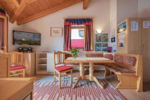 eine Küche mit einem Tisch und Stühlen im Zimmer in der Unterkunft Ferienhaus Artho in Neustift im Stubaital