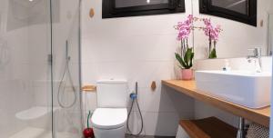 A bathroom at O Feixoal Még 37 kép