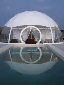 エストレモスにあるGlamping Skies - Adults Onlyの白いドームテント