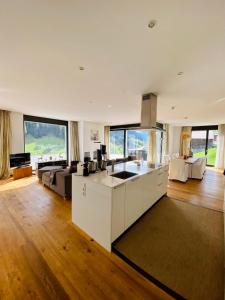 Kuchyň nebo kuchyňský kout v ubytování Schooren des Alpes Luxury Penthouses & Apartments with SPA & Pools close Ischgl