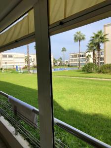 desde una ventana de un parque con un banco en Ola Blanca Kiki, en Sidi Rahal