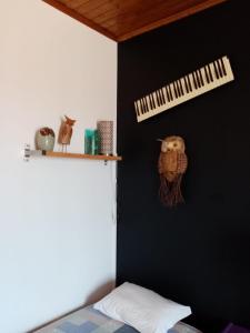 um quarto com uma parede preta com uma cabeça de pássaro na parede em Pátio das Andorinhas em Ferreira do Alentejo