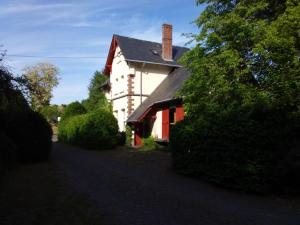 een wit huis met een zwart dak en een oprit bij Ferienbahnhof Utzerath in Utzerath
