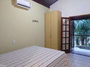 Säng eller sängar i ett rum på Casa 5 suítes com piscina e churrasqueira