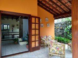 烏巴圖巴的住宿－Casa 5 suítes com piscina e churrasqueira，开放式的房屋门,带庭院