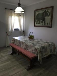 Una habitación con una mesa con una manta. en Casa das Bonecas, en Mangualde