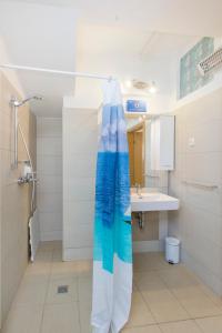 ein Bad mit einer Dusche und einem Waschbecken in der Unterkunft Apartment Seaside, free parking in Šibenik