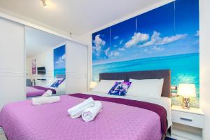 Łóżko lub łóżka w pokoju w obiekcie Apartment Seaside, free parking