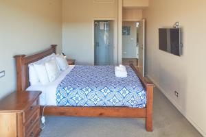 A bed or beds in a room at Kaltech House - dog friendly