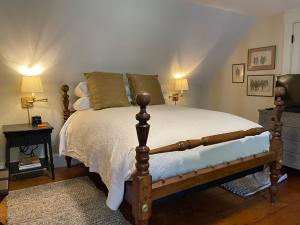 Un pat sau paturi într-o cameră la Jackson House Inn