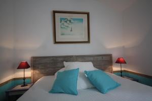 Postel nebo postele na pokoji v ubytování Logis Hôtel Restaurant Le Domaine de l'Eau Vive