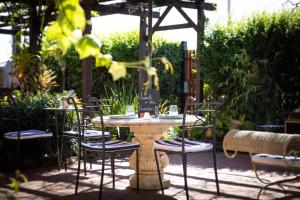 The Table Guest House外面的花园