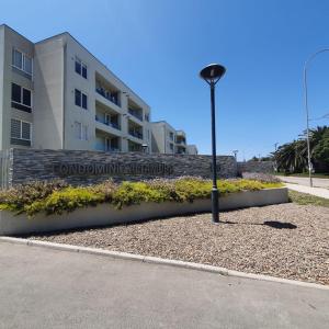 a street light in front of a building at DEPARTAMENTO EL OASIS in La Serena +9 photos