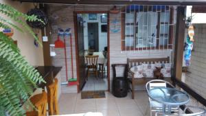 eine Veranda eines Hauses mit einem Tisch und Stühlen in der Unterkunft Pousada na praia em Florianópolis in Florianópolis