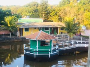 una casa en un barco en el agua en Sítio da amizade casa piscina churrasqueira, en Búzios