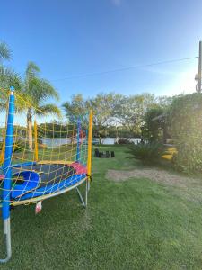 un parco giochi con scivolo in erba di Pousada Refúgio Náutico a Passo de Torres Altre 25 foto