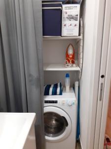 pralka i suszarka w małym pokoju w obiekcie Casetta ALU' - il tuo nido a Stampace w Cagliari