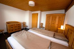 Tempat tidur dalam kamar di Chasa Tablà Guarda