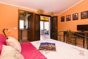 sypialnia z pomarańczowymi ścianami i łóżkiem w obiekcie Casa Titti w mieście Cabras