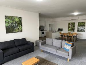 A seating area at Morisset Serviced Apartments