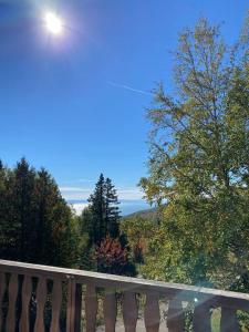 a balcony with a view of the mountains and trees at Chalet «L'Autrichien» de Charlevoix in Petite-Rivière-Saint-François