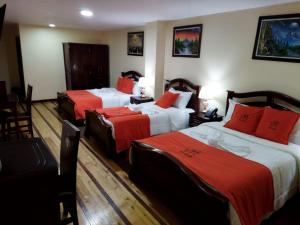 Postel nebo postele na pokoji v ubytování HOTEL VELANEZ SUITE Riobamba