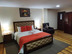 Cama o camas de una habitación en HOTEL VELANEZ SUITE Riobamba