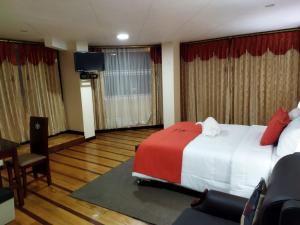 Postel nebo postele na pokoji v ubytování HOTEL VELANEZ SUITE Riobamba