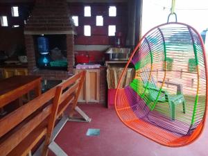 amaca sospesa in una stanza accanto a una panchina di Cabañas tipo habitación Planta Alta en Zacatlán a Zacatlán