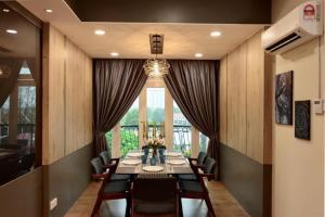 uma sala de jantar com uma mesa longa e cadeiras em Designer Suite Apartment Seaview 10pax Families Suite em Kuah