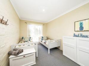 Postel nebo postele na pokoji v ubytování Kalimna by Experience Jervis Bay