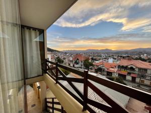 een balkon met uitzicht op de stad bij Apartment with beautiful landscape in Sucre