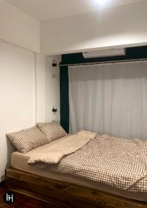 um quarto com uma cama com uma cortina e uma cama sidx sidx em BAAN64 Hostel em Hat Yai