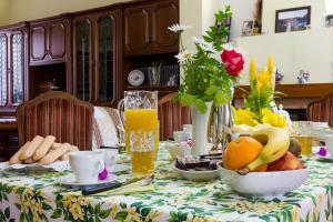 una mesa con un bol de fruta y un vaso de zumo de naranja en Casa Titti en Càbras