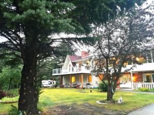 ein Haus mit zwei Bäumen davor in der Unterkunft Green Village B&B in Calgary