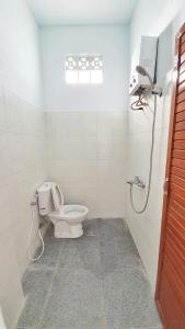 TakengonにあるDepik Innのバスルーム(トイレ、シャワー付)