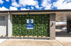 a building with a best western sign on it at Best Western Endeavour Motel in Maitland