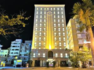 那覇市にあるリブレガーデンホテルの時計付きの高層ビル