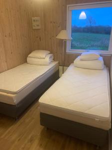 Postel nebo postele na pokoji v ubytování Dejlig sommerhus 150m fra privat strand