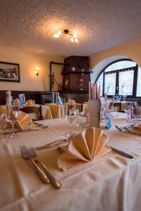 Ein Restaurant oder anderes Speiselokal in der Unterkunft Hotel Ristorante Miravalle 